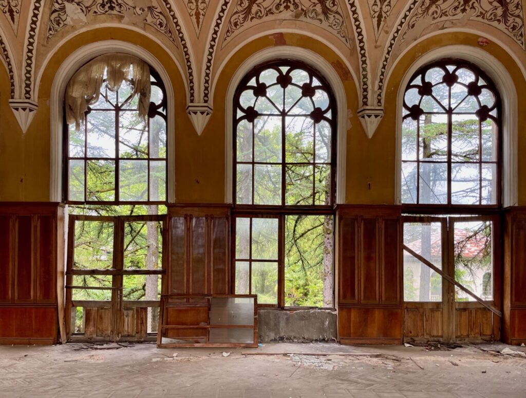 Interno del sanatorio abbandonato Imereti a Tskaltubo