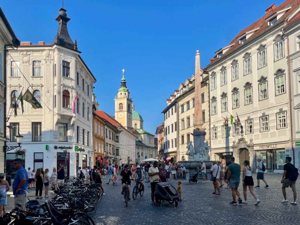 Centro storico di Lubiana con turisti