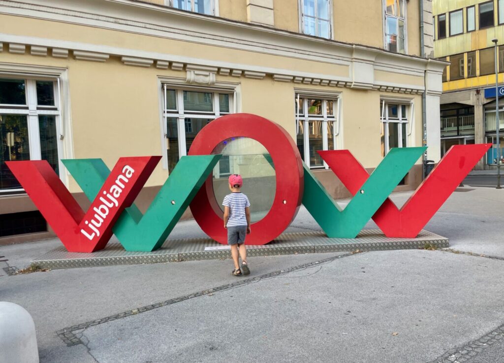 Scritta WOW Ljubljana nel centro di Lubiana