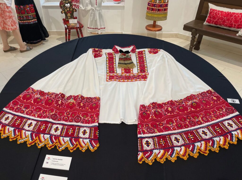 Camicia da uomo con ricami tradizionali al Museo Matyó di Mezőkövesd