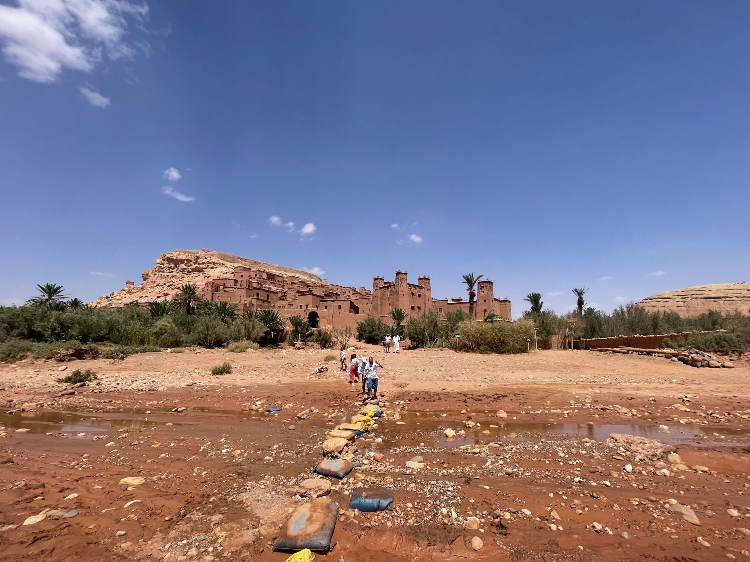 La kasbah di Ait Ben Haddou vista dall'altra parte del fiume in secca