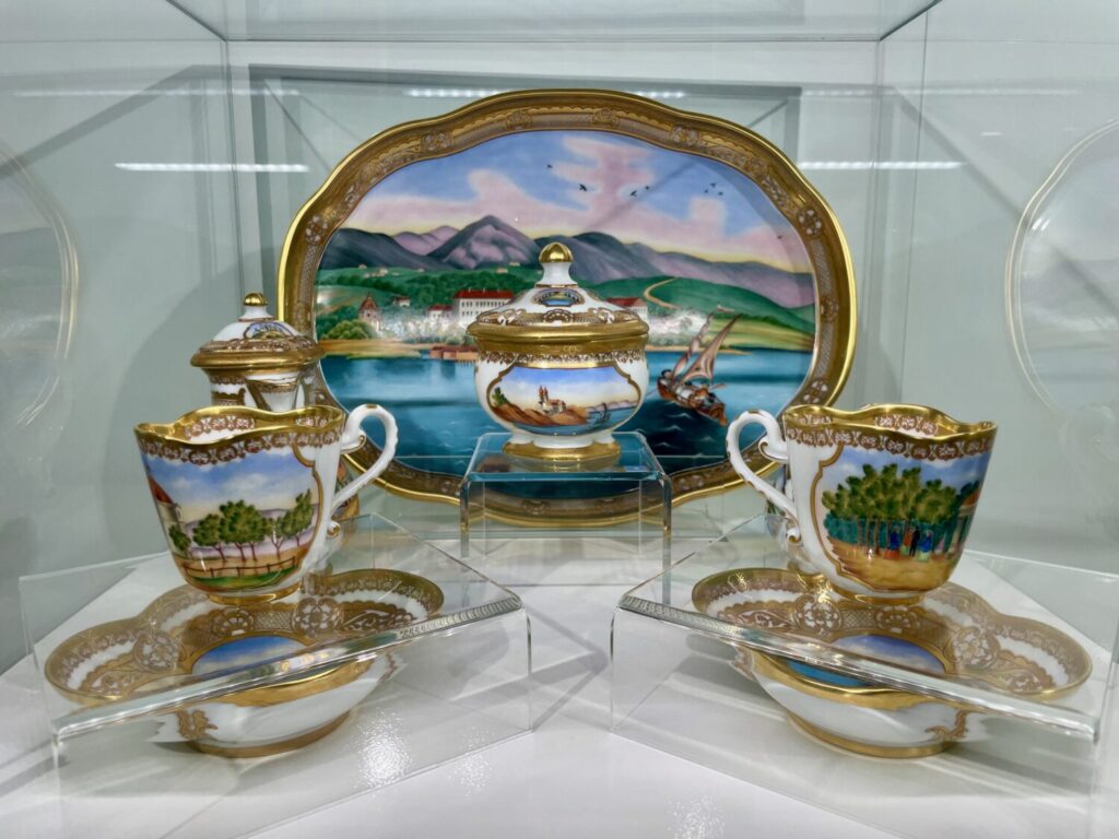Souvenir del Lago Balaton del secolo scorso: set da caffè in porcellana di Herend, esposto al museo dell'Abbazia Benedettina di Tihany, Ungheria