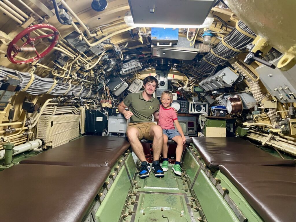 La nostra guida Blaž con mio figlio all'interno del sottomarino del Parco della Storia Militare di Pivka, Slovenia