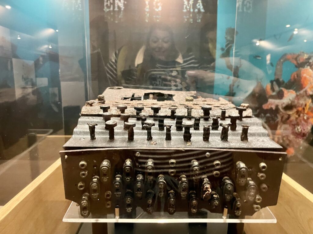 La macchina crittografica Enigma utilizzata dai tedeschi nella seconda guerra mondiale, esposta al Museo della Storia Militare di Pivka, Slovenia