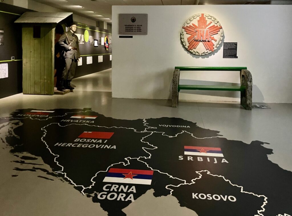 Esposizione sull'indipendenza della Slovenia al Parco della Storia Militare di Pivka