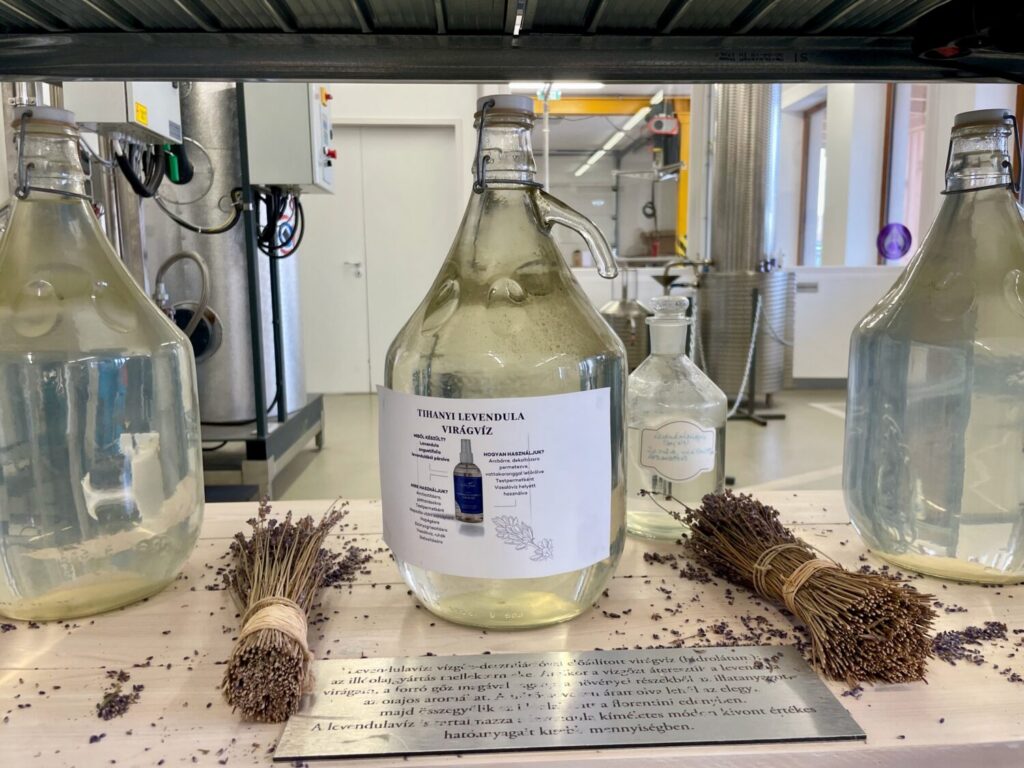 Esposizione sui processi di produzione alla Casa della Lavanda di Tihany
