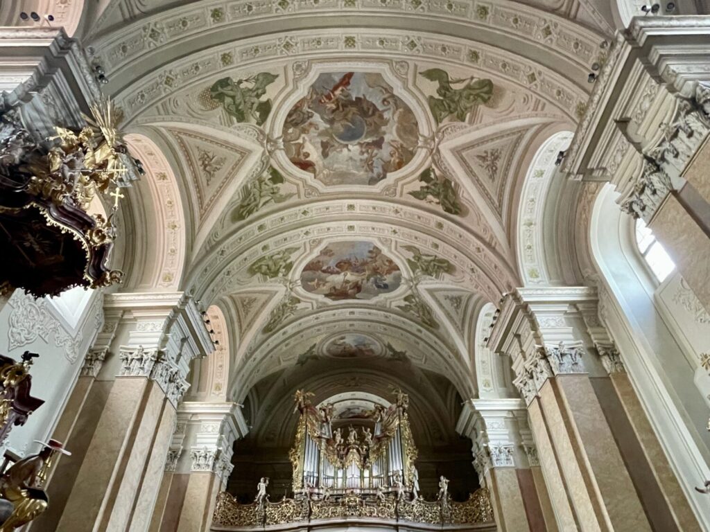 Soffitto e organo della chiesa dell'Abbazia Benedettina di Tihany, Ungheria
