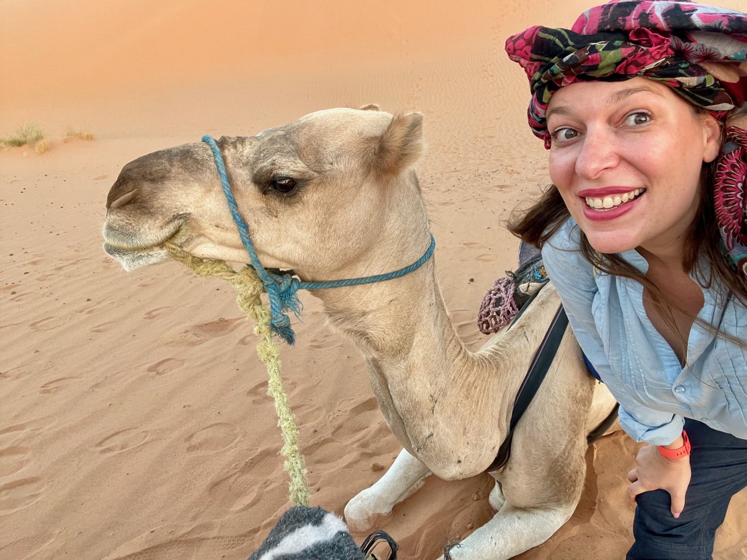 Paola Bertoni con cammello nel deserto del Marocco