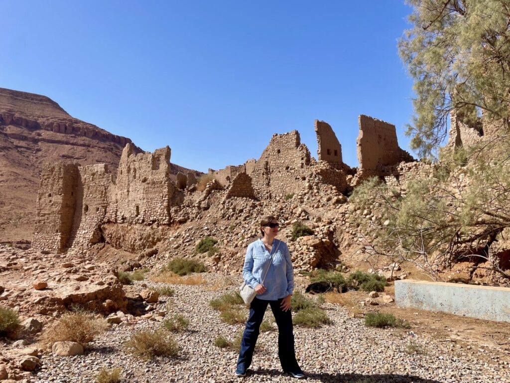 Paola Bertoni di fronte alle rovine di una kasbah abbandonata nelle Gole dello Ziz, Marocco