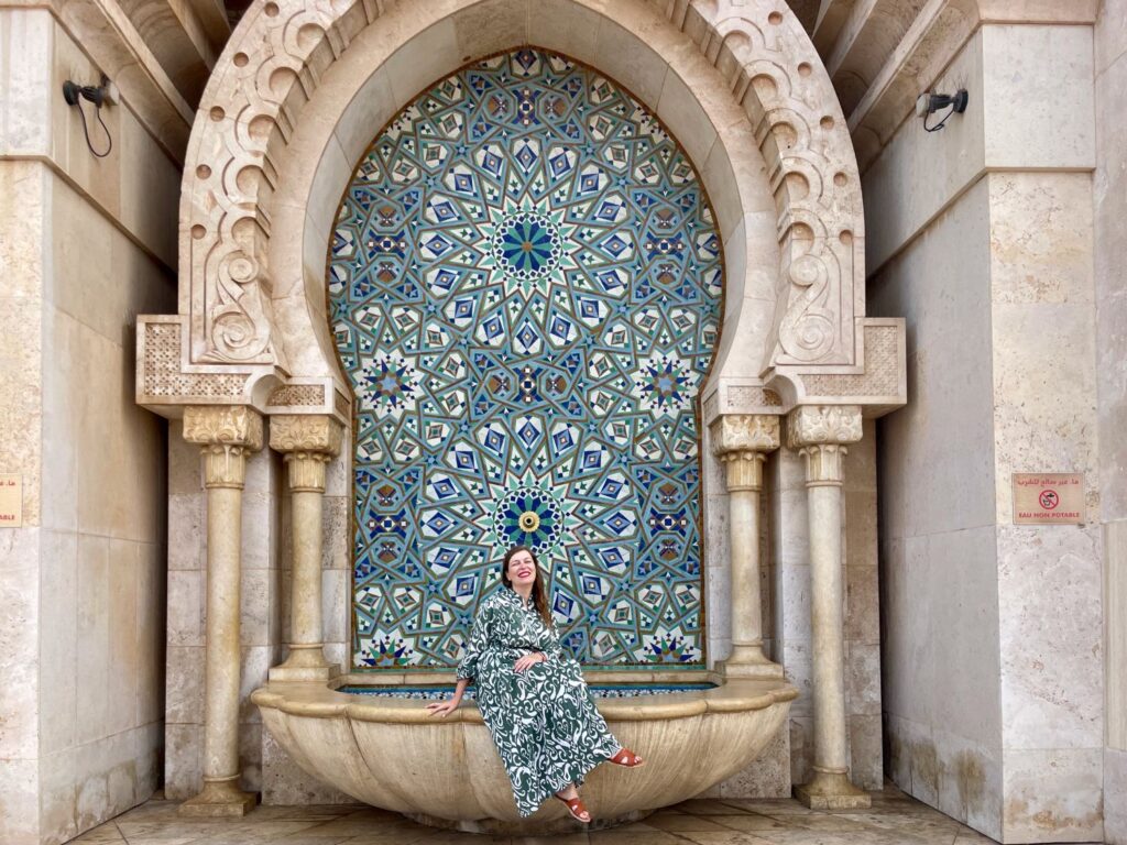 Paola Bertoni all'esterno della Moschea Hassan II di Casablanca