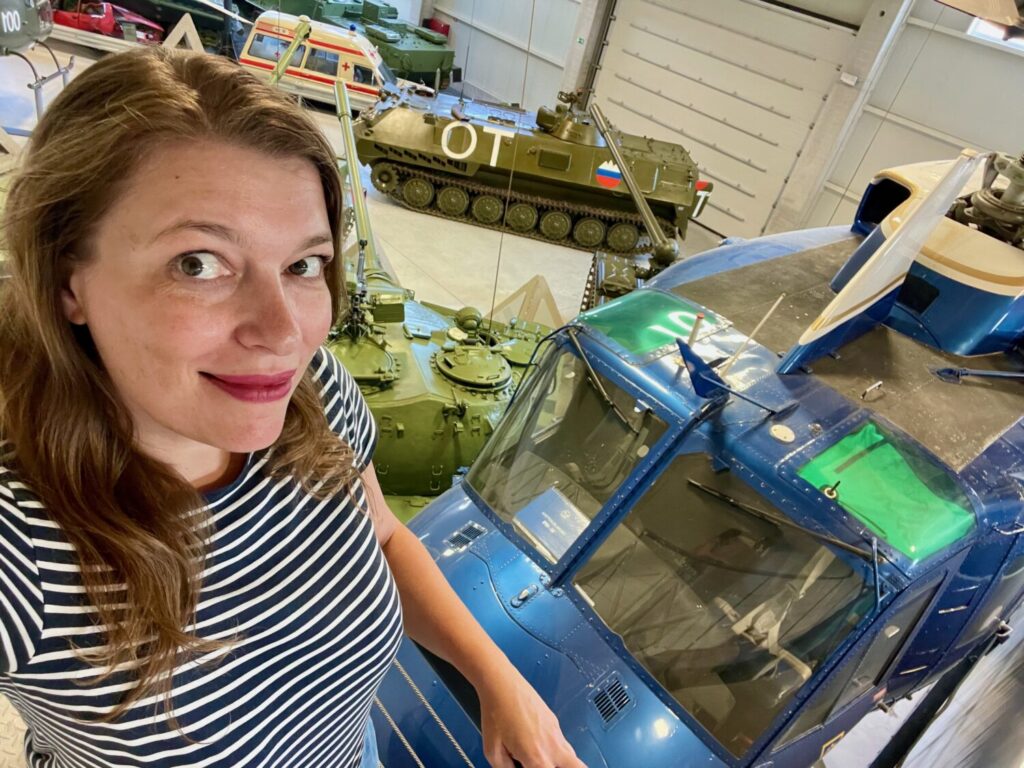 Paola Bertoni davanti a un elicottero della polizia al Museo della Storia Militare di Pivka, in Slovenia