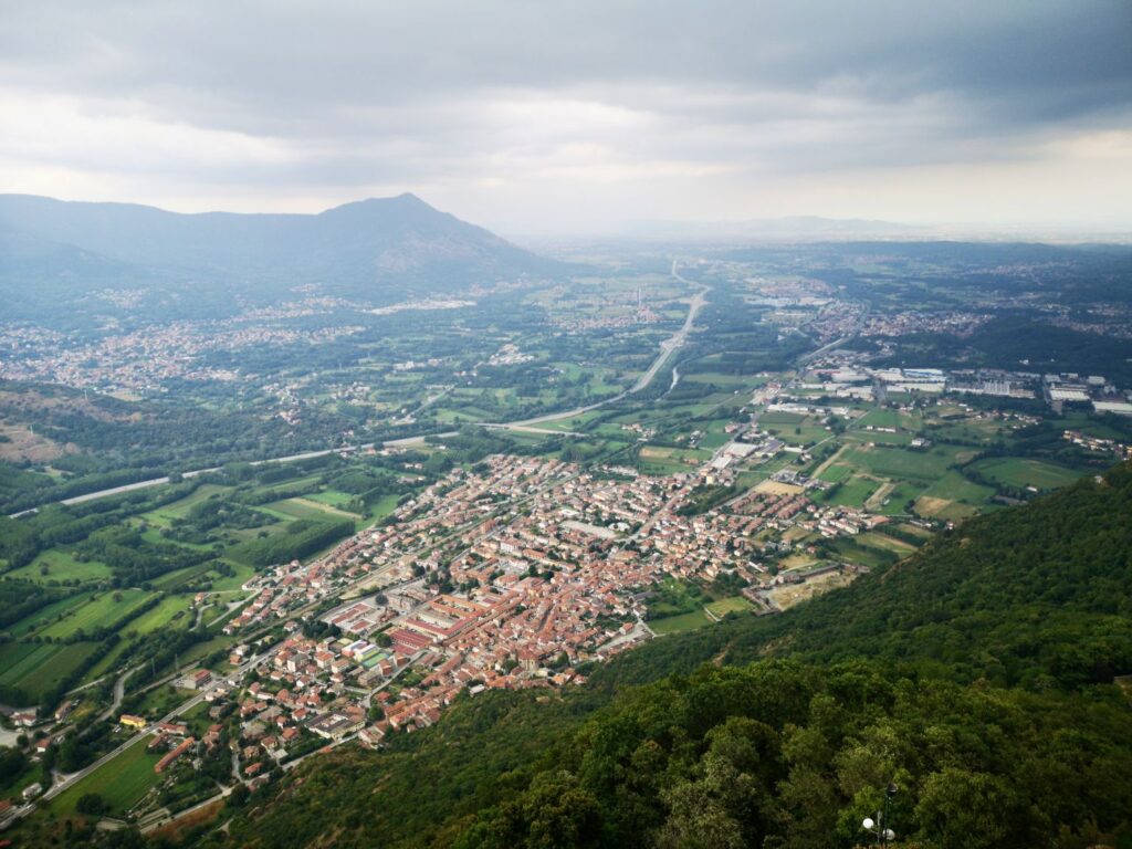 Sant'Ambrogio di Torino visto dall'alto da un sentiero per raggiungere la Sacra di San Michele