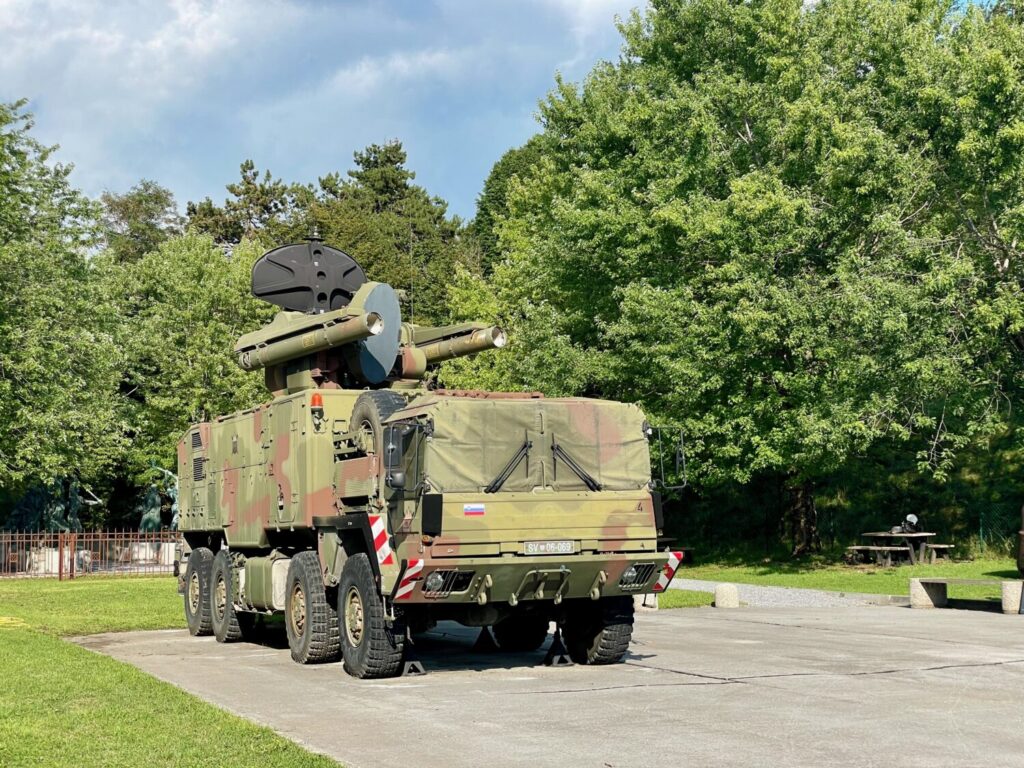 Camion militare nel Parco della Storia Militare di Pivka, Slovenia