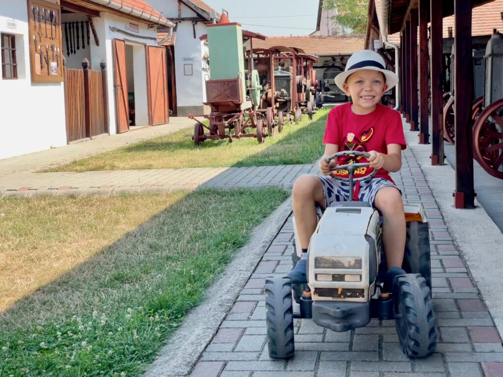 Ben Bertoni su un trattore a pedali al Museo delle Macchine Agricole di Mezőkövesd, Ungheria