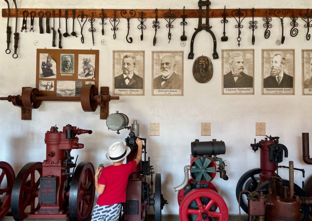 Esposizione sul lavoro del fabbro ungherese al Museo delle Macchine Agricole di Mezőkövesd