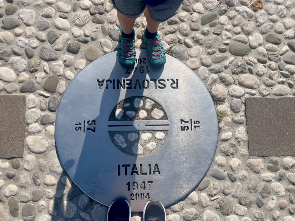 Targa sulla linea di confine tra Piazza Transalpina in Gorizia, Italia e Trg Evrope in Nova Gorica, Slovenia