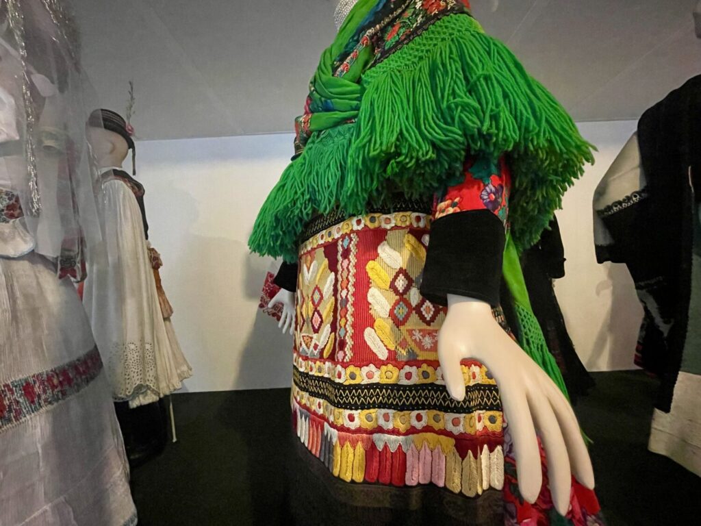 Particolare con ricamo e frange di un vestito tradizionale della comunità Matyó, al Museo Matyó di Mezőkövesd