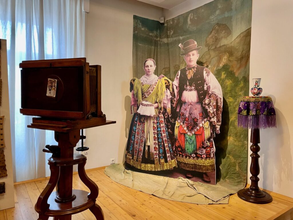 Riproduzione di uno studio fotografico del XIX secolo con coppia vestita in abiti tradizionali al Museo Matyó di Mezőkövesd