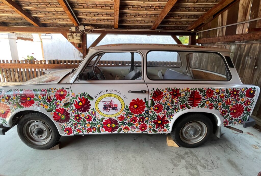 Automobile decorata con motivi matyó al Museo delle Macchine Agricole di Mezőkövesd