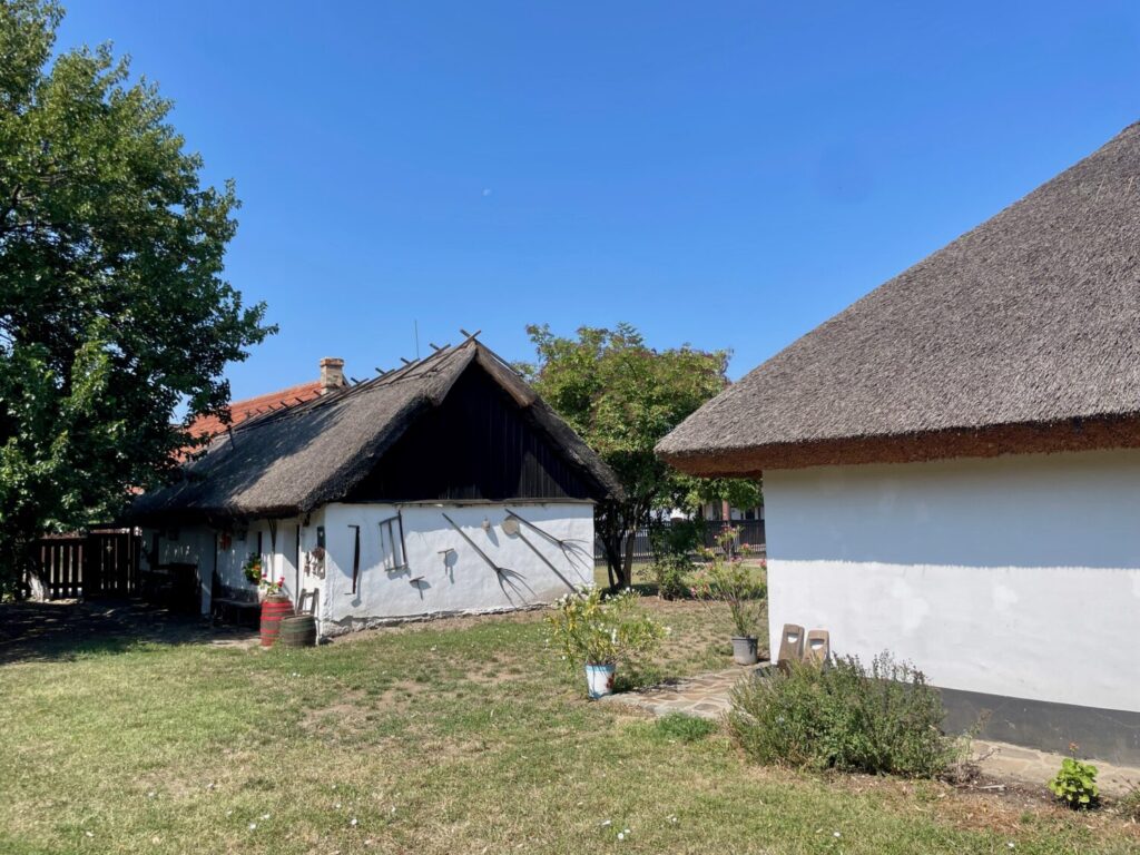 Case tradizionali nel quartiere Hadas di Mezőkövesd, in Ungheria
