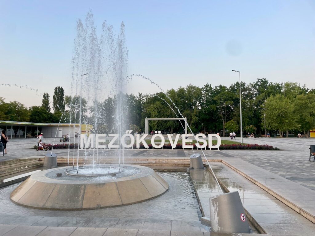 Scritta Mezőkövesd nel parco davanti alle Terme Zsóry, Ungheria