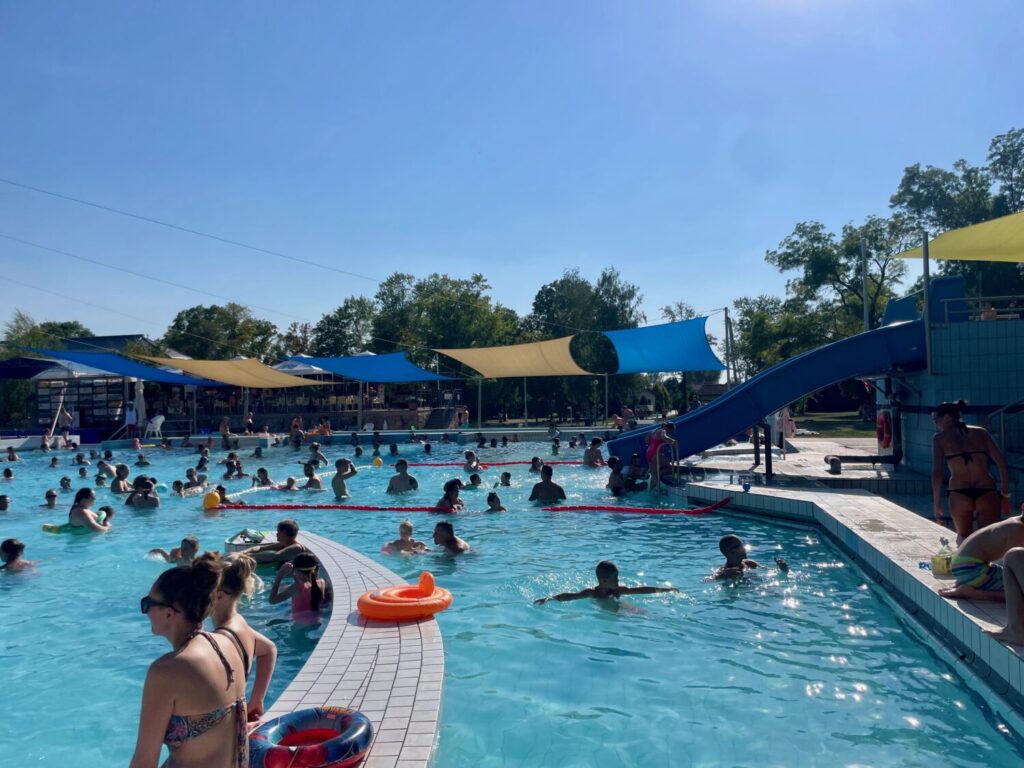 Piscina all'aperto alle terme Zsóry Fürdő a Mezőkövesd