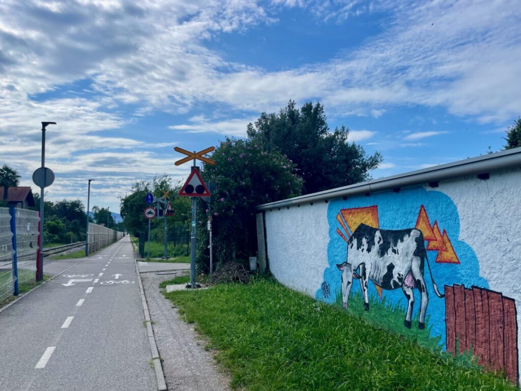 Murales con la famosa mucca goriziana che aveva la stalla divisa dalla linea di confine