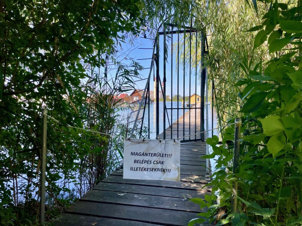 Cartello poco amichevole che indica "area privata, ingresso solo per persone autorizzate", al Villaggio Galleggiante Bokodi, Ungheria