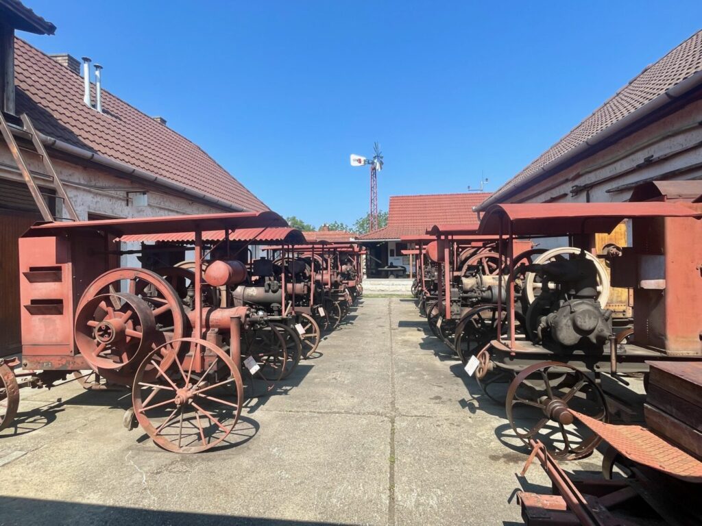 Antichi trattori con ruote in ferro Museo delle Macchine Agricole di Mezőkövesd, Ungheria