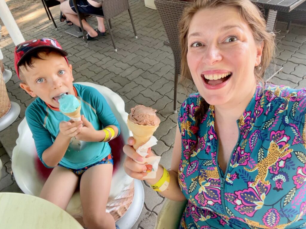 Paola e Ben Bertoni mangiano un gelato alle Terme Zsóry a Mezőkövesd