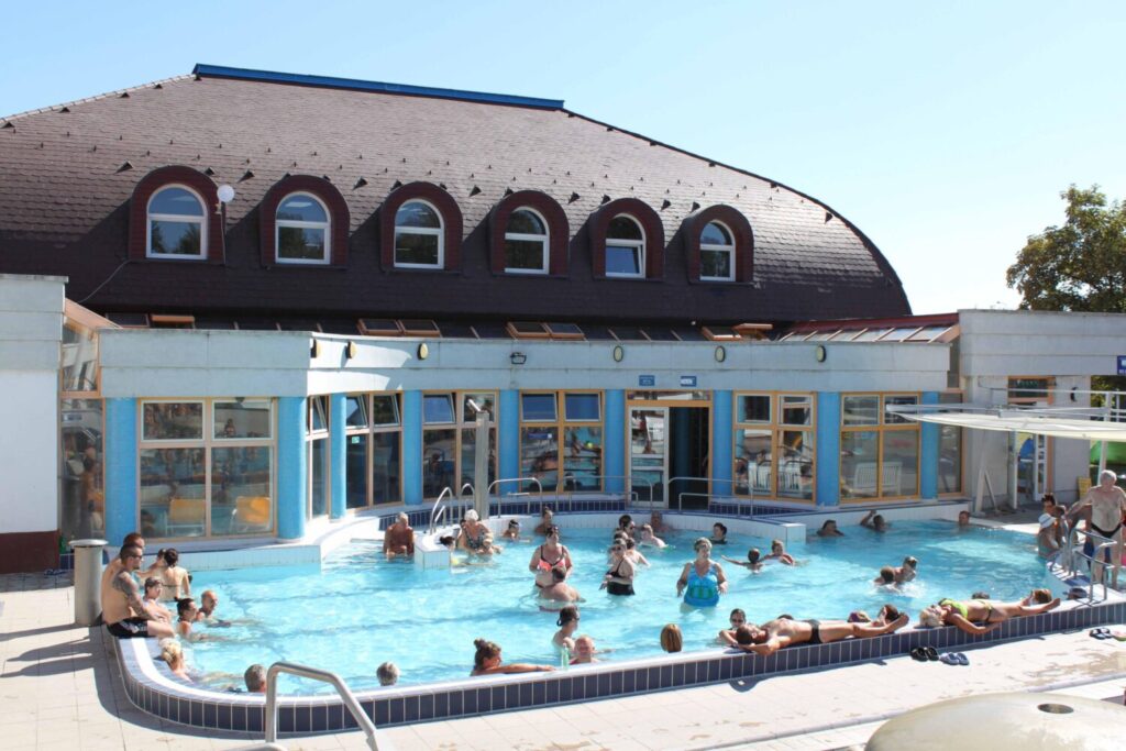 Piscina all'aperto alle terme Zsóry Fürdő a Mezőkövesd