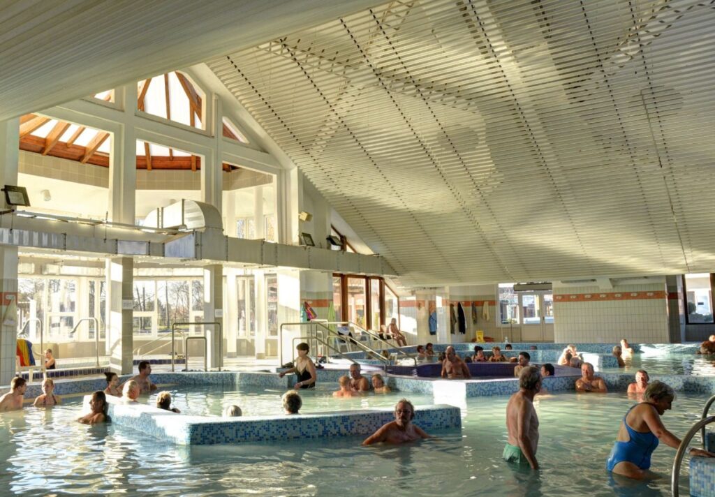 L'area delle piscine con acqua curativa delle Terme Zsóry a Mezőkövesd, Ungheria