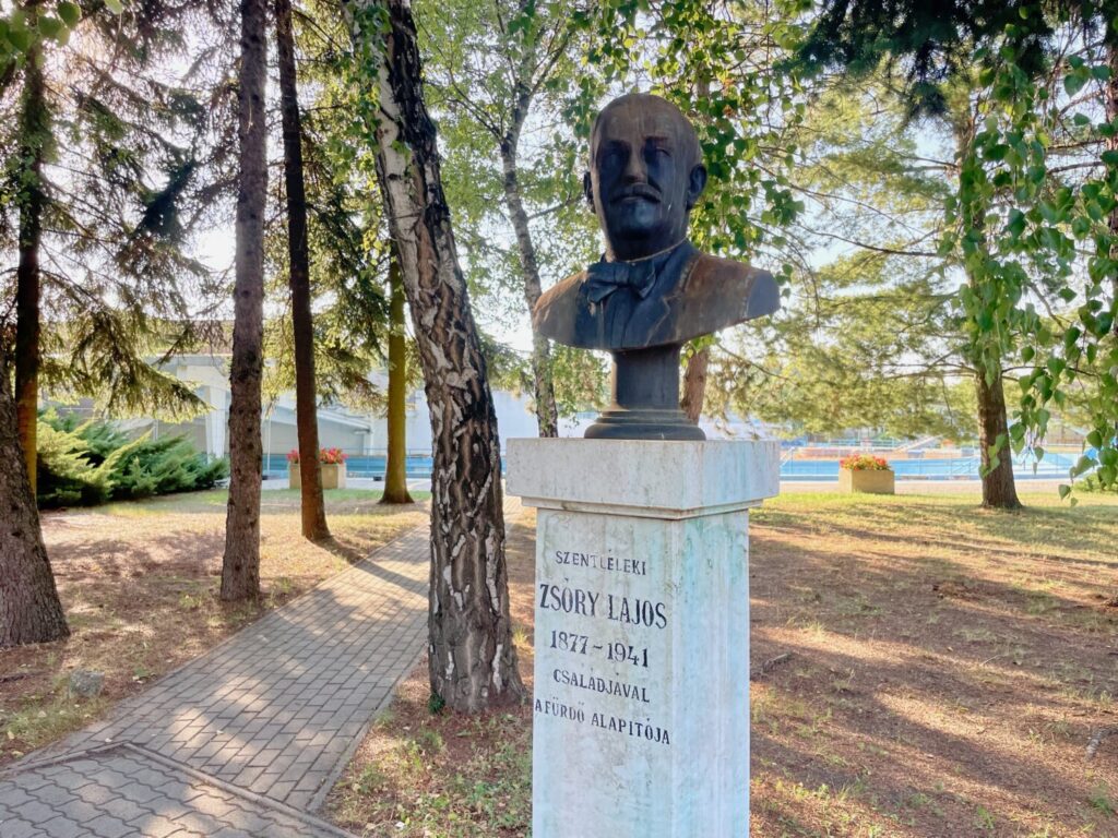 Busto di Lajos Zsóry, il proprietario terriero di Mezőkövesd che scoprì la sorgente termale sul suo terreno