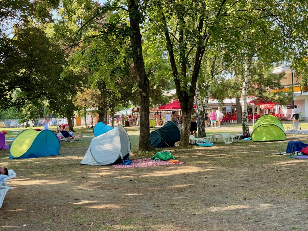 Tende parasole montate dalle famiglie ungheresi nel parco in cui si trovano le Terme Zsóry a Mezőkövesd