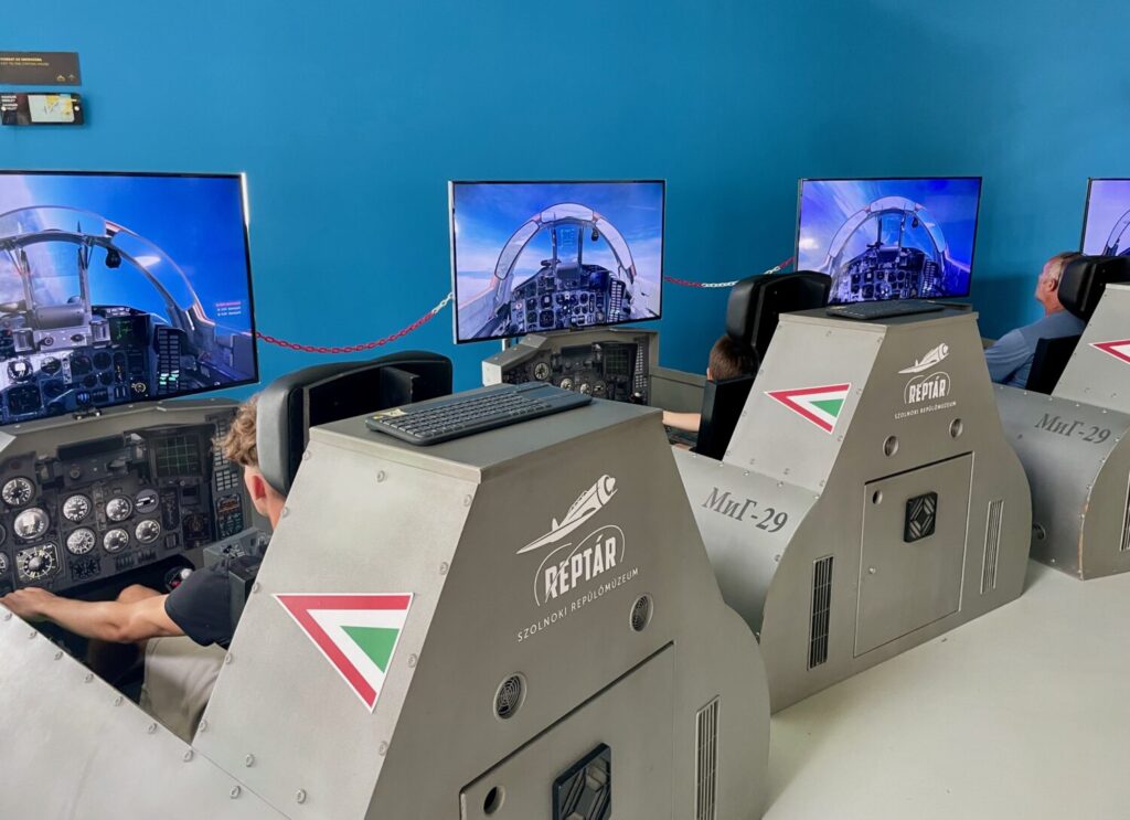 Simultarore di volo MIG-29 al museo dell'aviazione RepTár di Szolnok, Ungheria