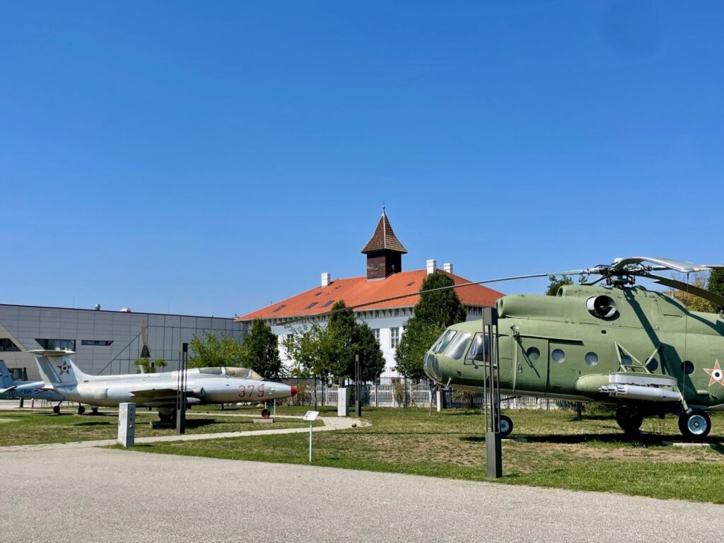 Esposizione esterna al Museo dell'Aviazione di Szolnok