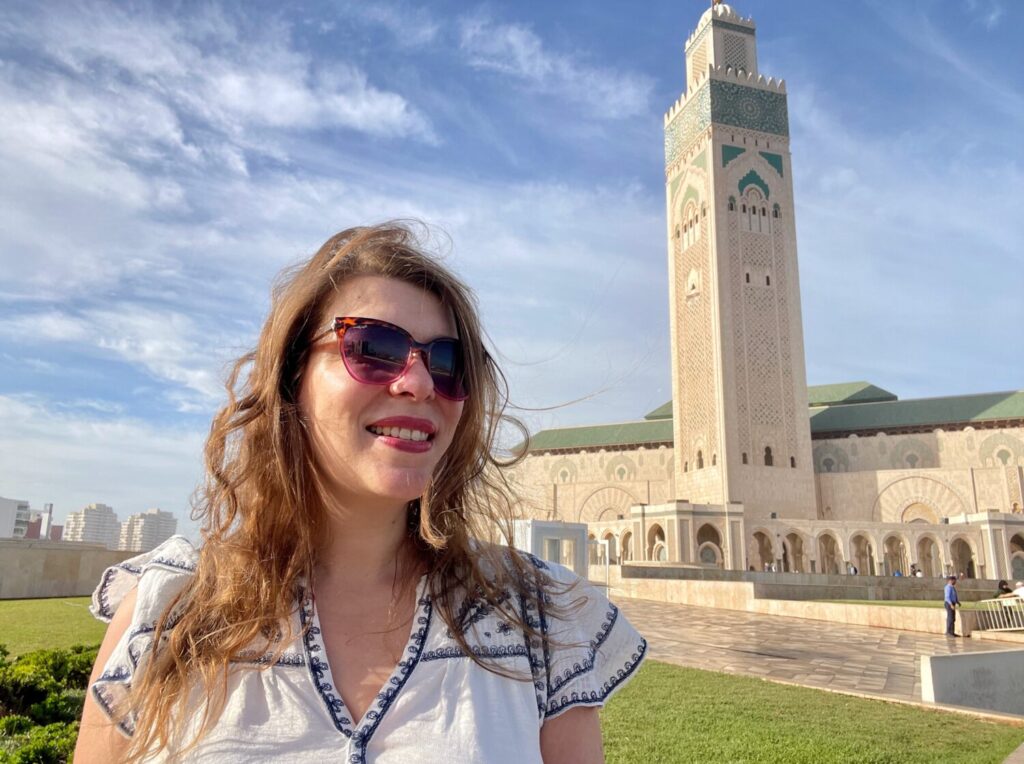 Paola Bertoni di fronte alla Moschea Hassan II di Casablanca