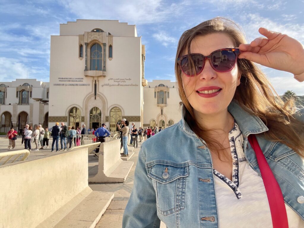 Paola Bertoni davanti al Museo della Moschea Hassan II a Casablanca