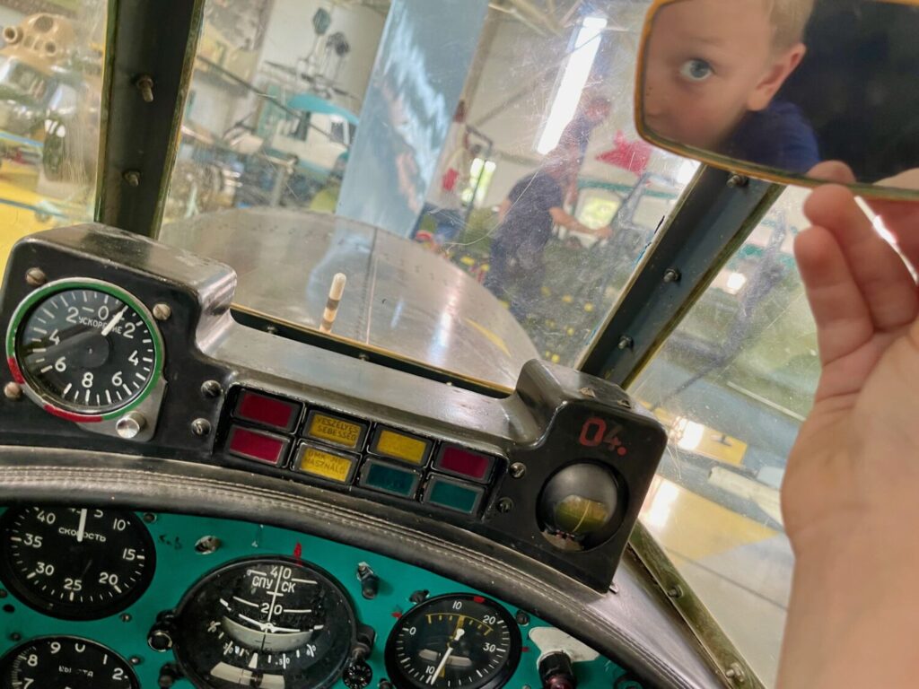 Ben Bertoni nella cabina di un aereo storico al Museo dell'Aviazione di Szolnok