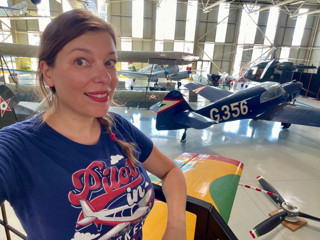 Paola Bertoni al museo dell'aviazione RepTár di Szolnok, Ungheria