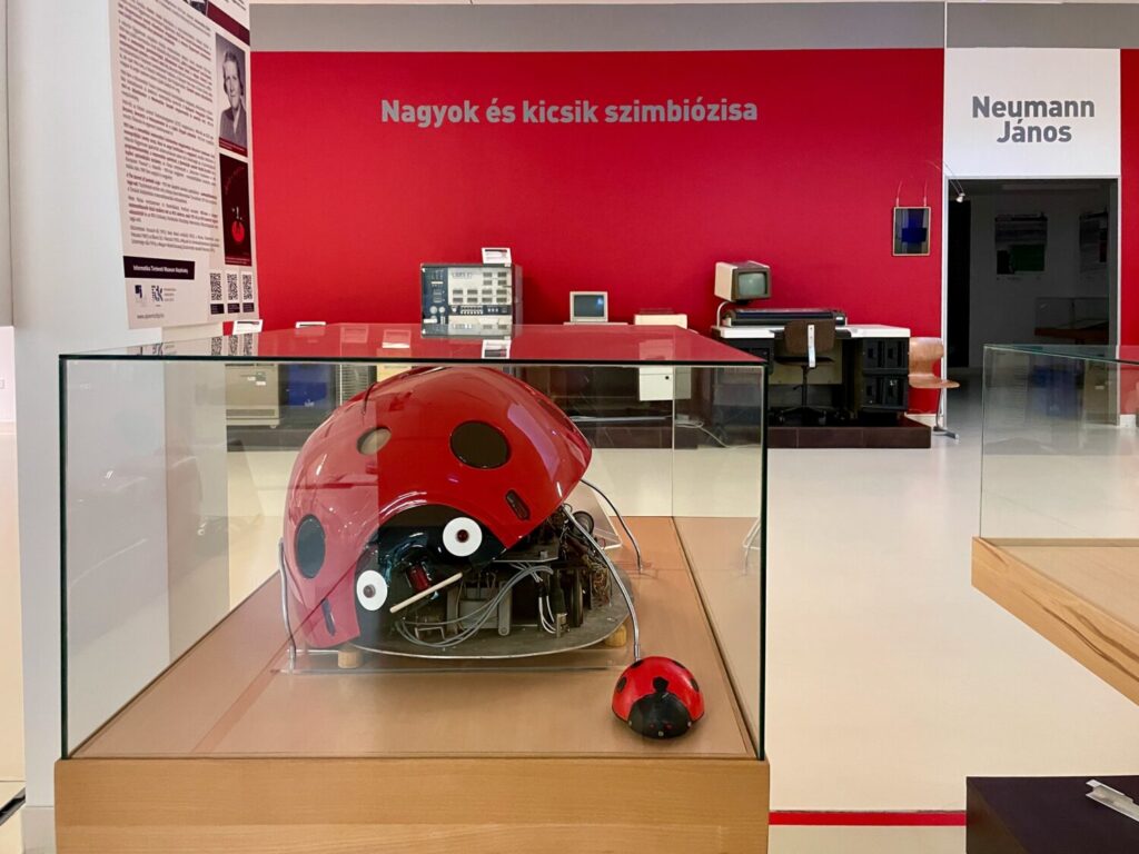 Prototipo di coccinella robotica alla mostra sulla storia dell'informatica a Szeged, Ungheria