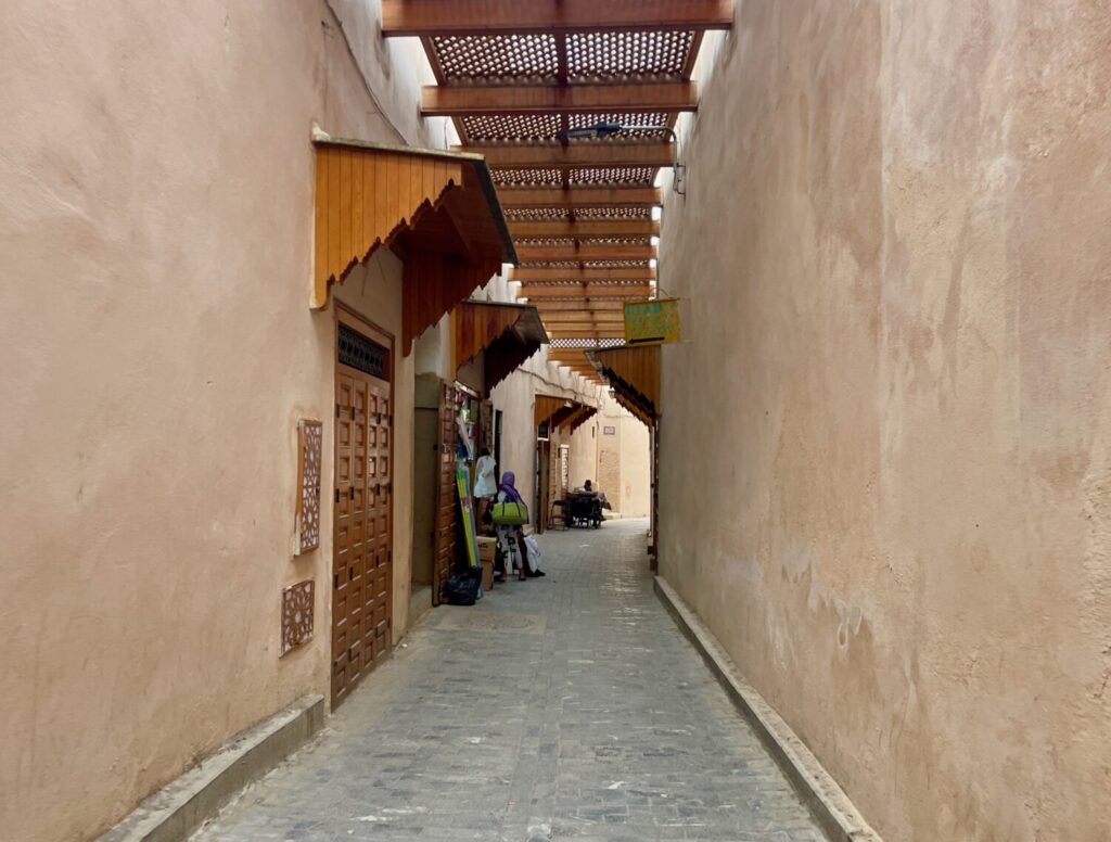 Una strada nella medina di Meknes, in Marocco