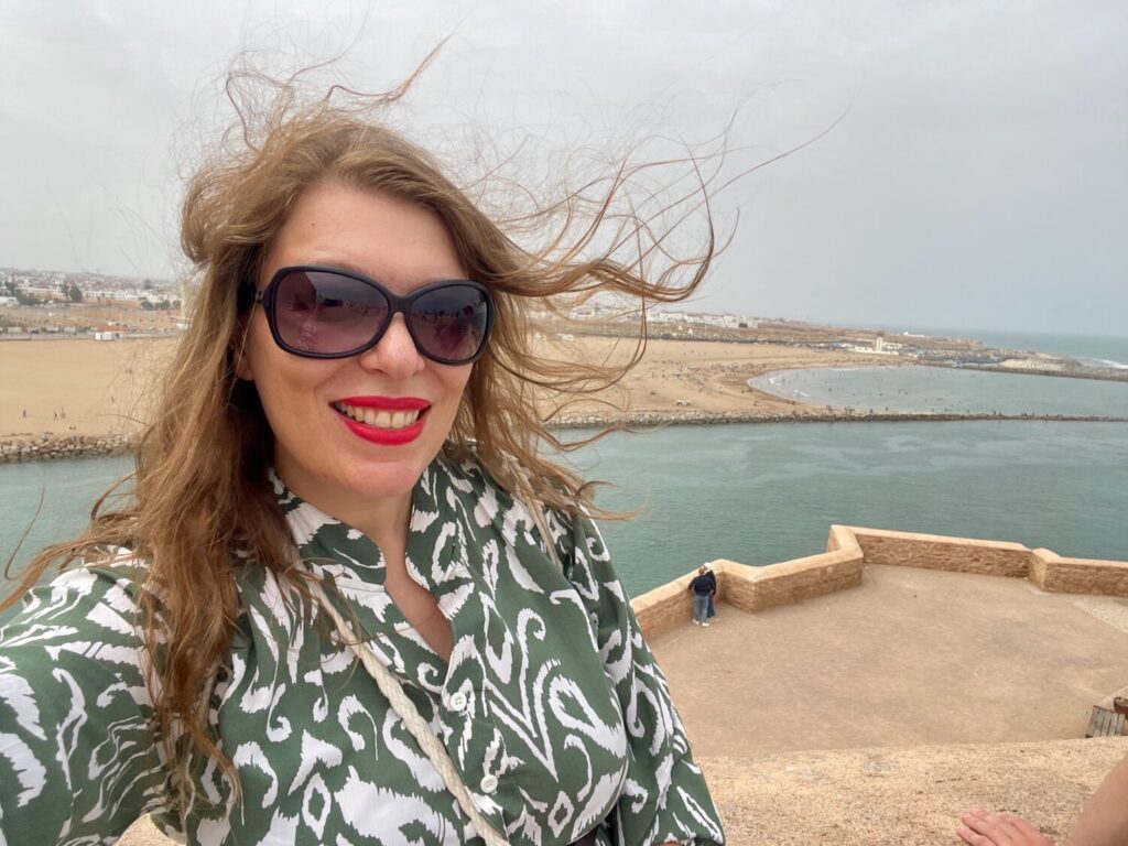Paola Bertoni sul lungomare di Rabat