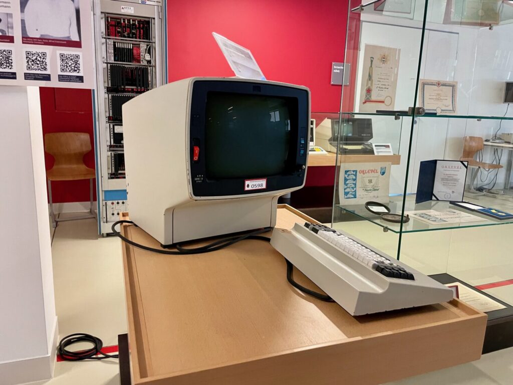 Uno dei primi personal computer esposto alla mostra sulla storia dell'informatica a Szeged, Ungheria