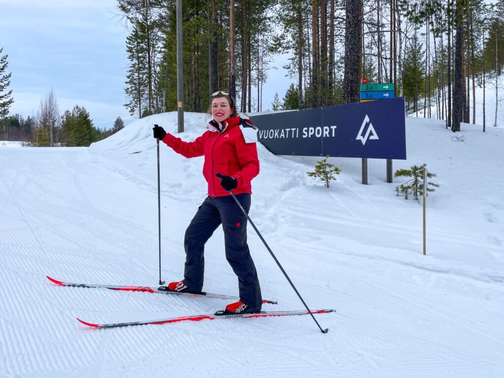 Paola Bertoni sugli sci a Vuokatti in Finlandia