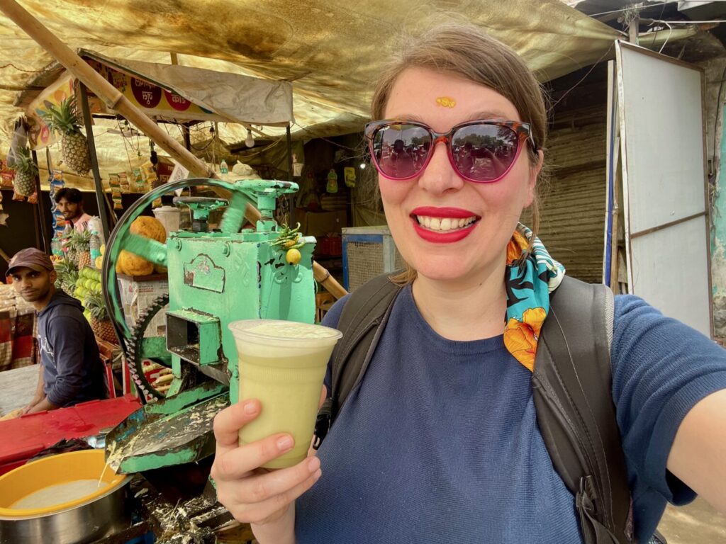 Paola Bertoni beve un bicchiere di succo di canna da zucchero in India