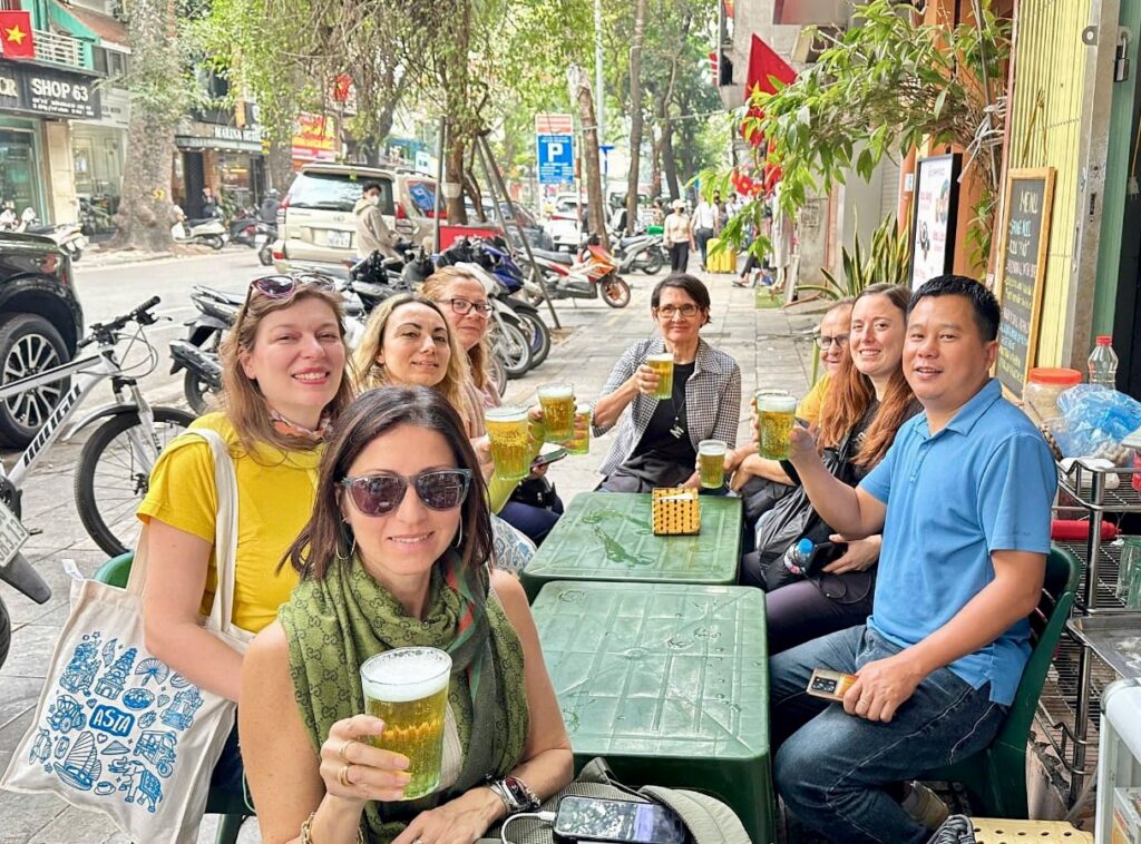 Il gruppo Travel Blogger Italiane in una tradizionale birreria vietnamita a Hanoi. Da sinistra: Annalisa Spinosa, me, Marina Lo Blundo, Cristina Lamandini, Marina Fiorenti, Marcello Nanetti, Veronica Meriggi e la nostra guida Nguyen Thanh Lan