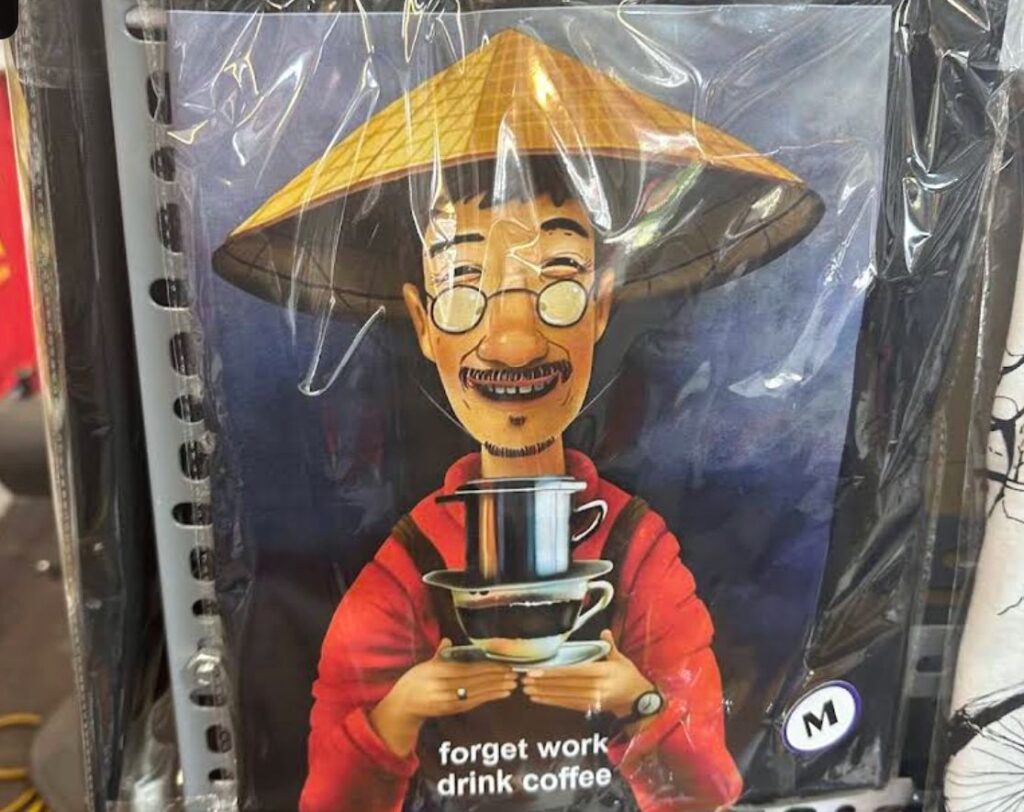 T-shirt souvenir con disegno ispirato al logo di una popolare marca di caffè vietnamita