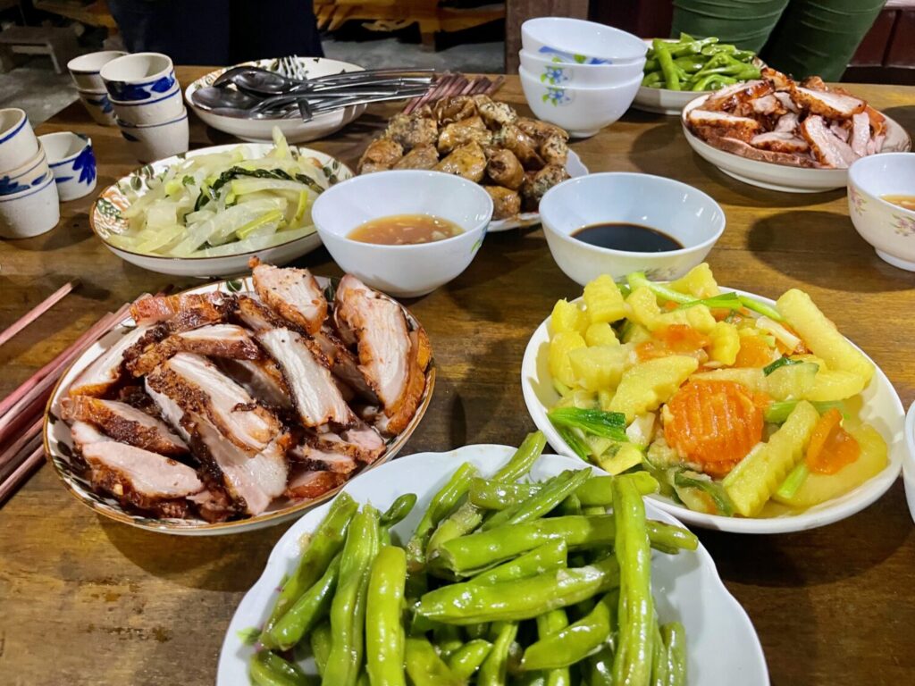 Cucina casalinga per la cena in homestay nelle montagne di Hong Su Phi, Vietnam