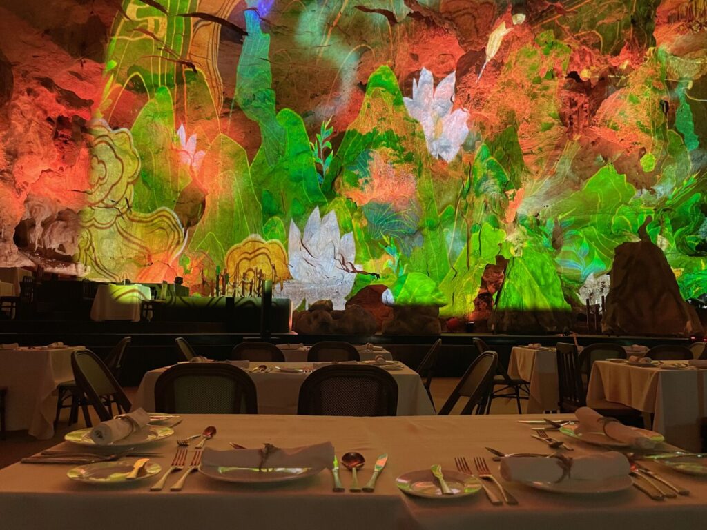 Spettacolo di luci all'interno della Grotta della Perla del Drago a Ha Long, Vietnam